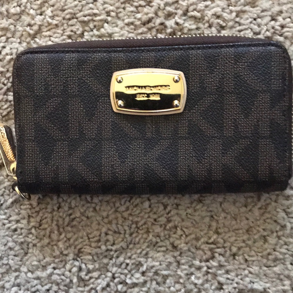 Michael Kors zip wallet